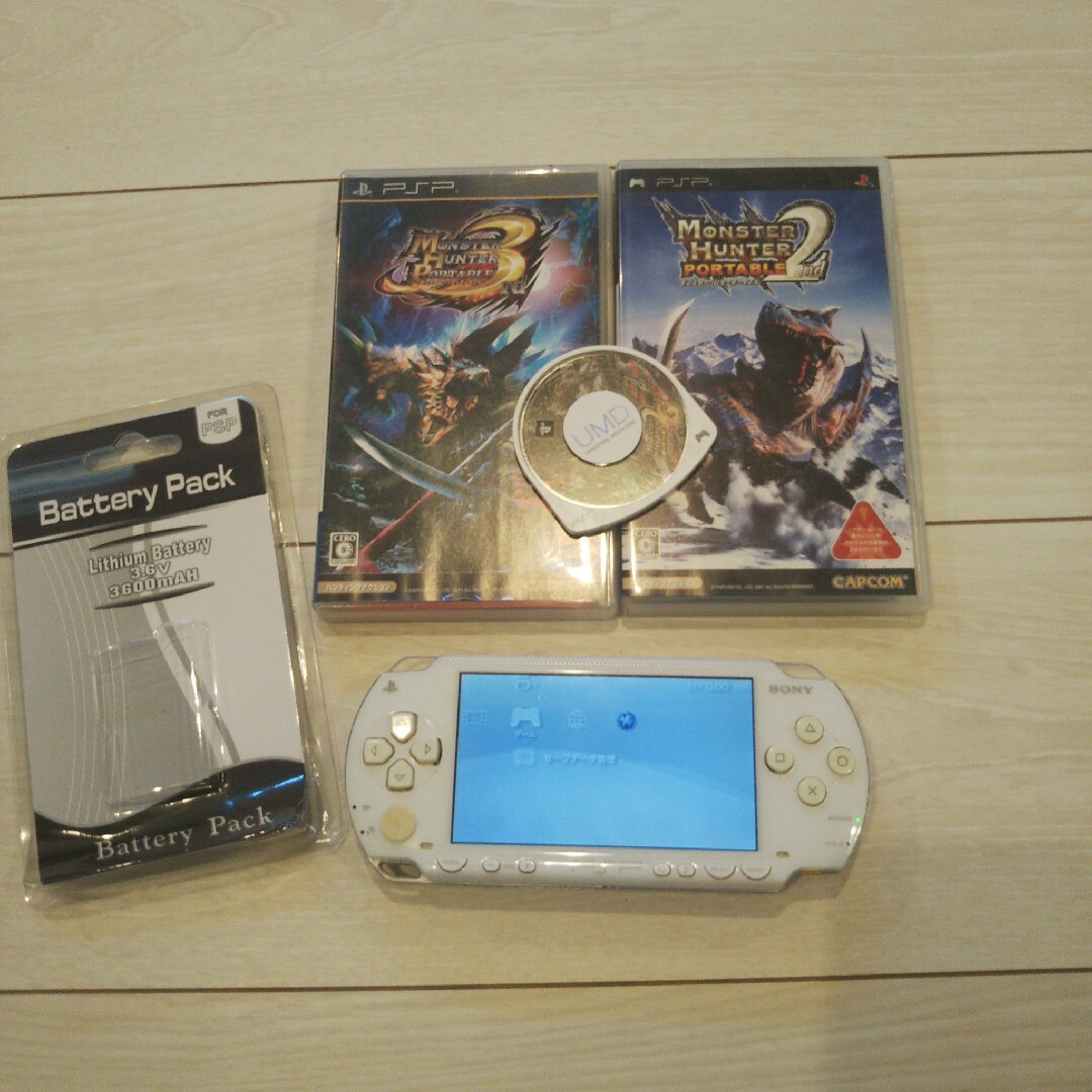 PlayStation Portable(プレイステーションポータブル)の美品⭐️psp本体⭐️白。新品バッテリー、ゲーム３つ付き♪動作OK♪除菌済み！ エンタメ/ホビーのゲームソフト/ゲーム機本体(携帯用ゲーム機本体)の商品写真