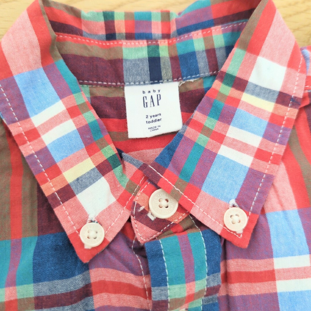 babyGAP(ベビーギャップ)のbabygap ベビーギャップ チェックシャツ 赤 キッズ/ベビー/マタニティのキッズ服男の子用(90cm~)(Tシャツ/カットソー)の商品写真