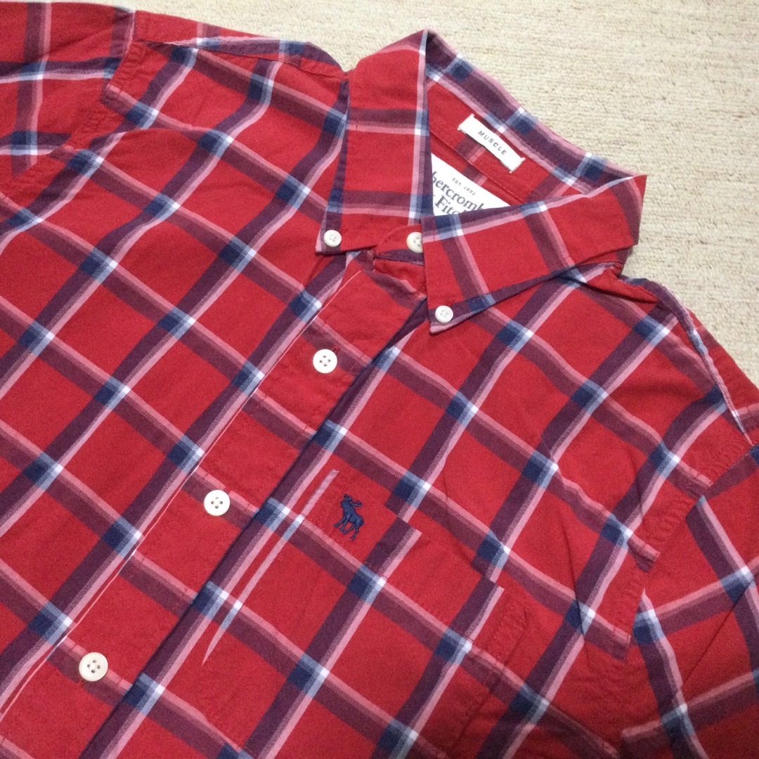 Abercrombie&Fitch(アバクロンビーアンドフィッチ)のアバクロンビー&フィッチ　チェックシャツ(レッド×ネイビー)　Sサイズ メンズのトップス(シャツ)の商品写真
