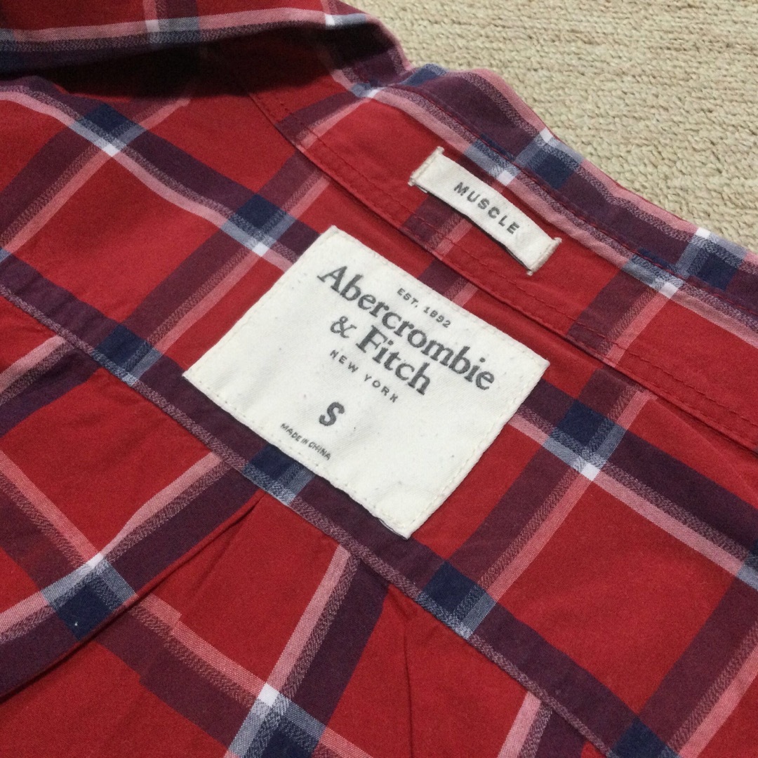 Abercrombie&Fitch(アバクロンビーアンドフィッチ)のアバクロンビー&フィッチ　チェックシャツ(レッド×ネイビー)　Sサイズ メンズのトップス(シャツ)の商品写真