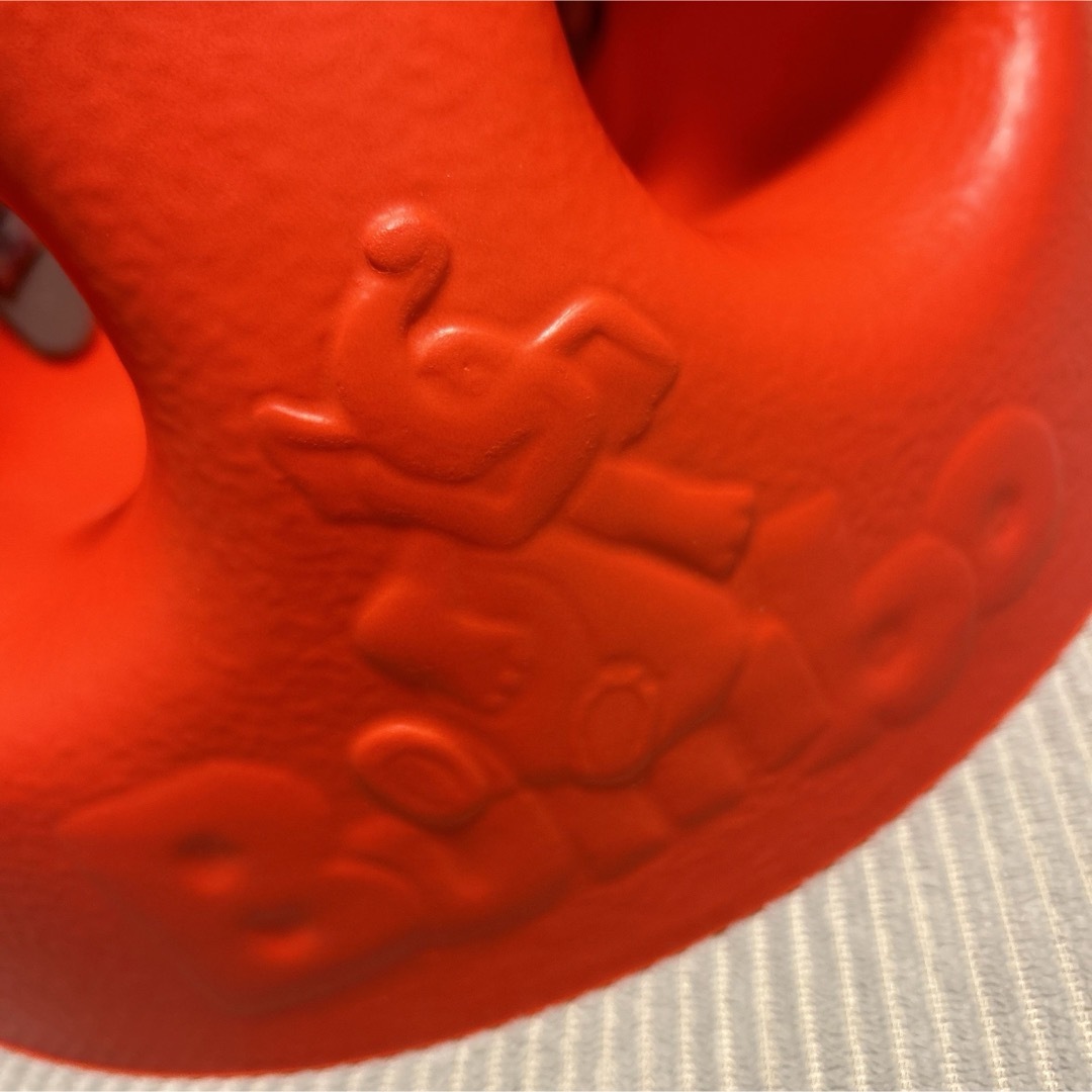 Bumbo(バンボ)の超美品❗️バンボ　チェア❤️レッド❤️クーポン・ポイント利用 キッズ/ベビー/マタニティのキッズ/ベビー/マタニティ その他(その他)の商品写真