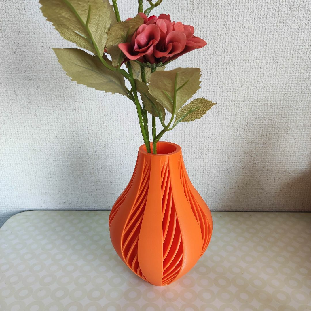 フラワーベース　鮮やかなオレンジ色　花瓶　花器