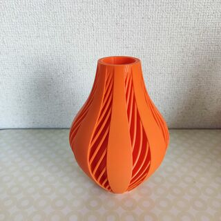 フラワーベース　鮮やかなオレンジ色　花瓶　花器(花瓶)