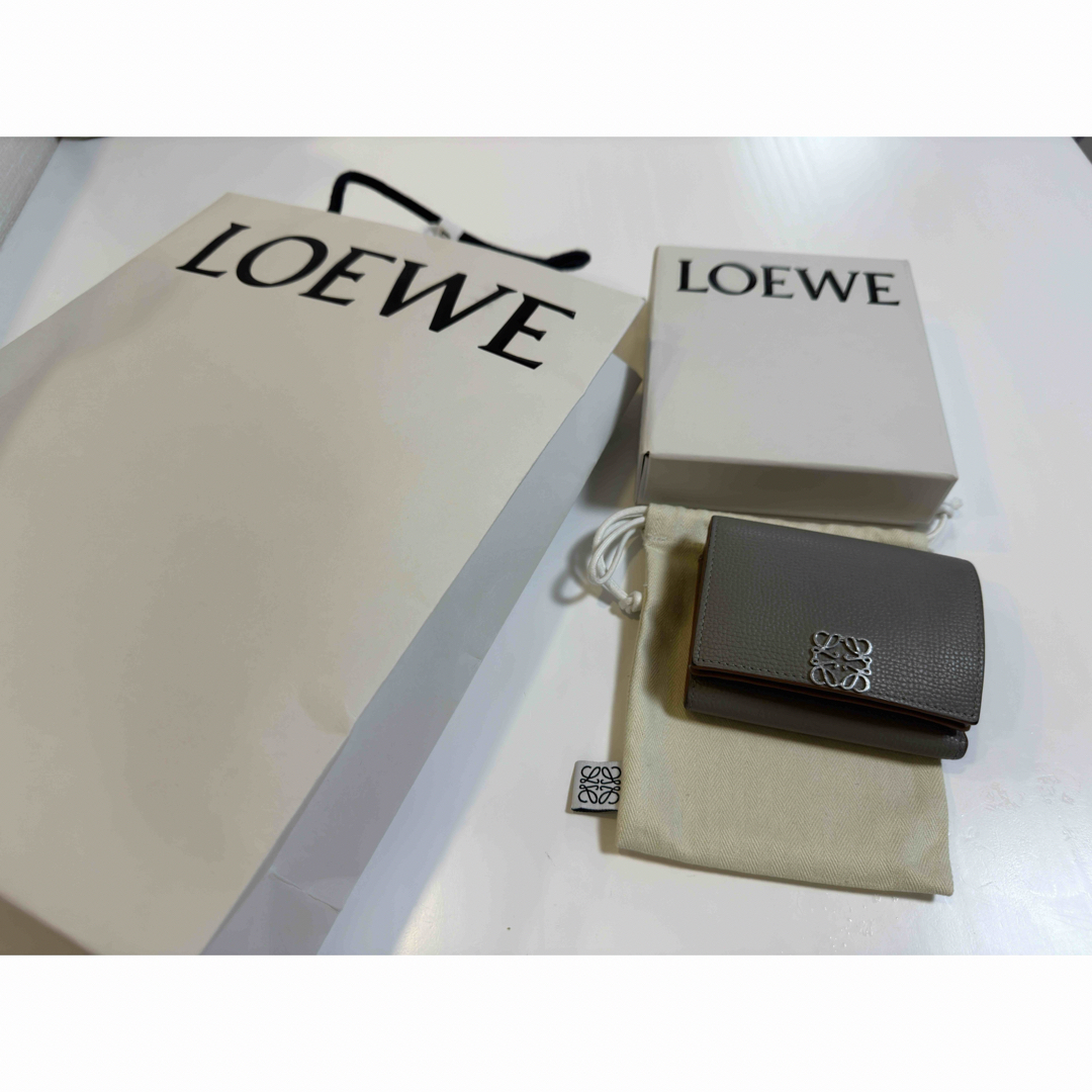 LOEWE(ロエベ)のLOEWE アナグラム トライフォールド ウォレット レディースのファッション小物(財布)の商品写真