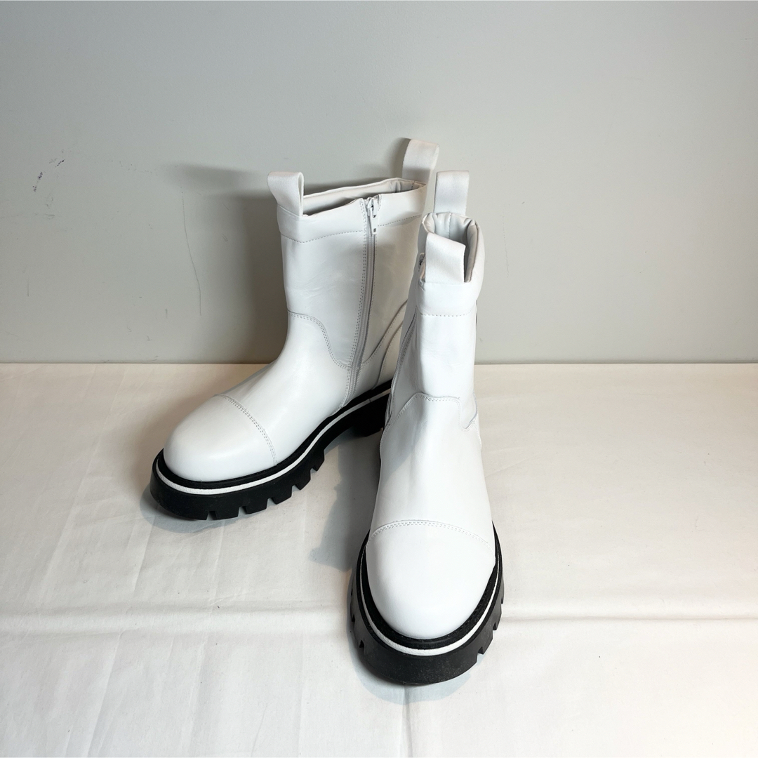 MM6(エムエムシックス)のMM6 Maison Margielaマルジェラ　ロゴ入りブーツ　黒×白　35 レディースの靴/シューズ(ブーツ)の商品写真