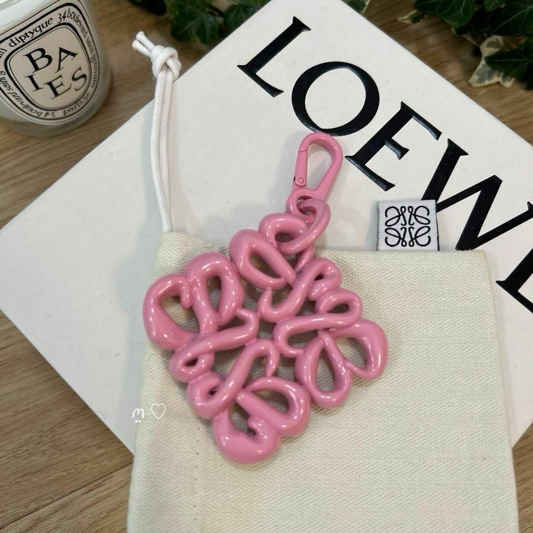 LOEWE(ロエベ)のLOEWEロエベ　インフレーテッドアナグラムチャーム　キーリングホルダー　ピンク レディースのファッション小物(キーホルダー)の商品写真