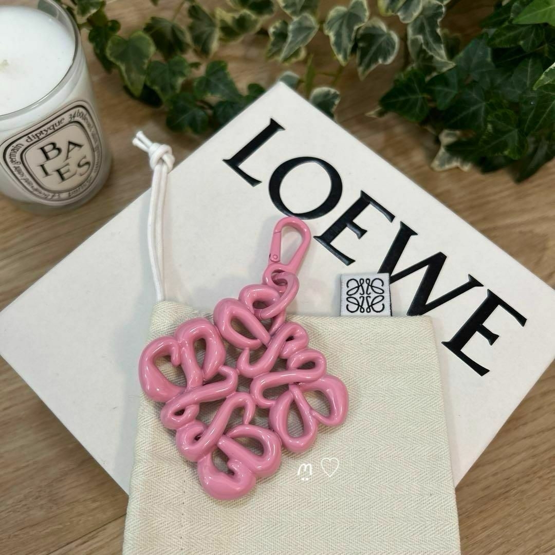 LOEWE(ロエベ)のLOEWEロエベ　インフレーテッドアナグラムチャーム　キーリングホルダー　ピンク レディースのファッション小物(キーホルダー)の商品写真