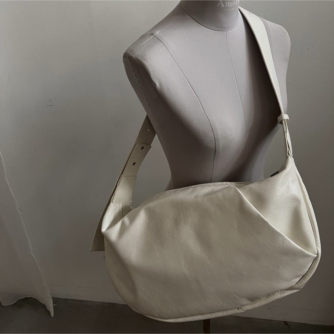 Ameri VINTAGE(アメリヴィンテージ)の【新品未使用】CRACKED LEATHER BODY BAG レディースのバッグ(ショルダーバッグ)の商品写真