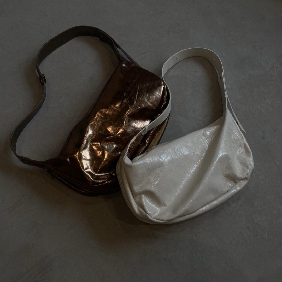 Ameri VINTAGE - 【新品未使用】CRACKED LEATHER BODY BAGの通販 Ameri VINTAGE - 【新品未使用】CRACKED LEATHER BODY BAGの通販
