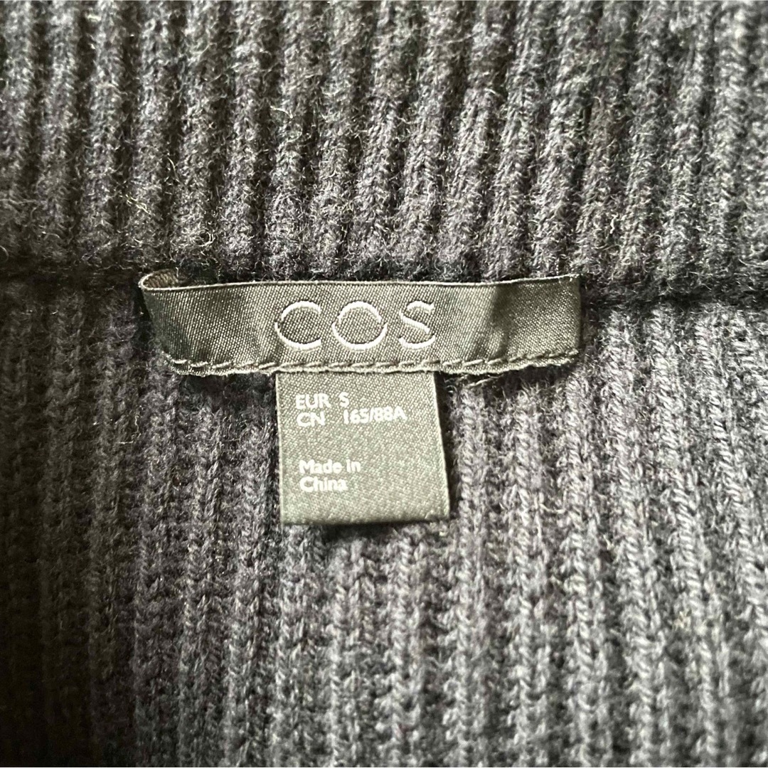 COS(コス)の【即完売】COS　コス　ドッキングリブニット　セーター　マフラー レディースのトップス(ニット/セーター)の商品写真