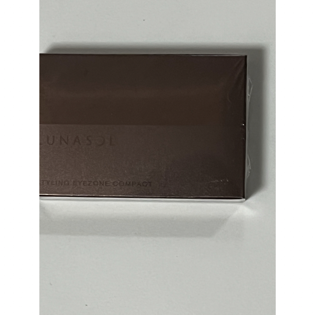 LUNASOL(ルナソル)の未開封　ルナソル　スタイリング　アイゾーン　コンパクト　01 コスメ/美容のベースメイク/化粧品(パウダーアイブロウ)の商品写真