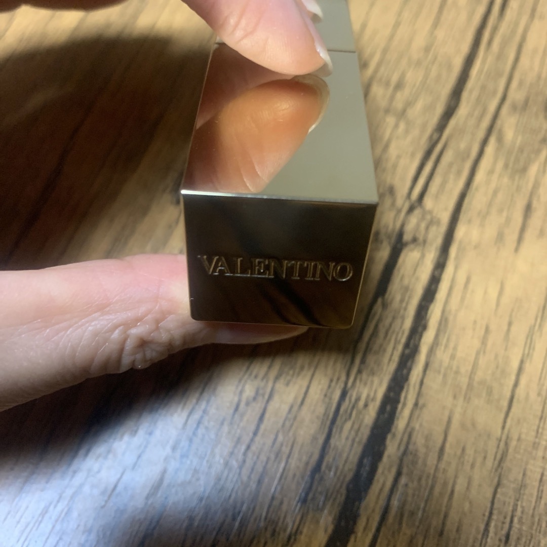 VALENTINO(ヴァレンティノ)のロッソ　ヴァレンティノ　サテン　405A コスメ/美容のベースメイク/化粧品(口紅)の商品写真