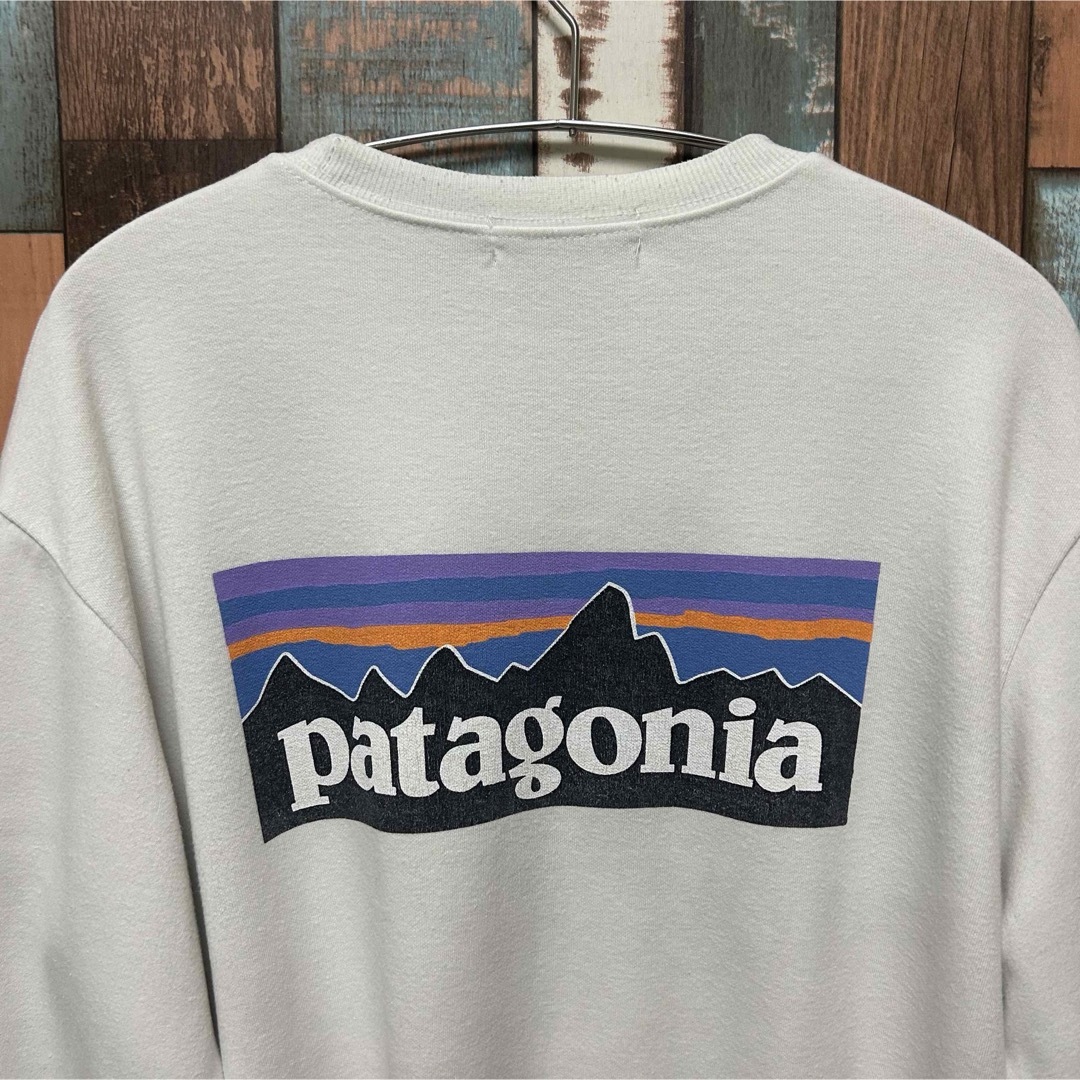 patagonia(パタゴニア)のpatagonia パタゴニア アウトドア バックプリント スウェット ホワイト メンズのトップス(スウェット)の商品写真