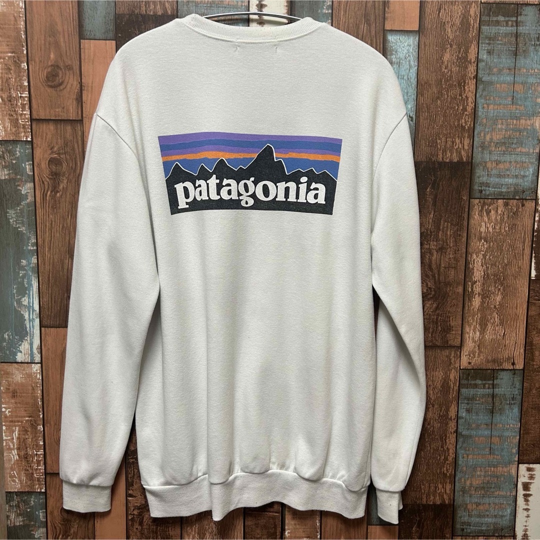 patagonia(パタゴニア)のpatagonia パタゴニア アウトドア バックプリント スウェット ホワイト メンズのトップス(スウェット)の商品写真