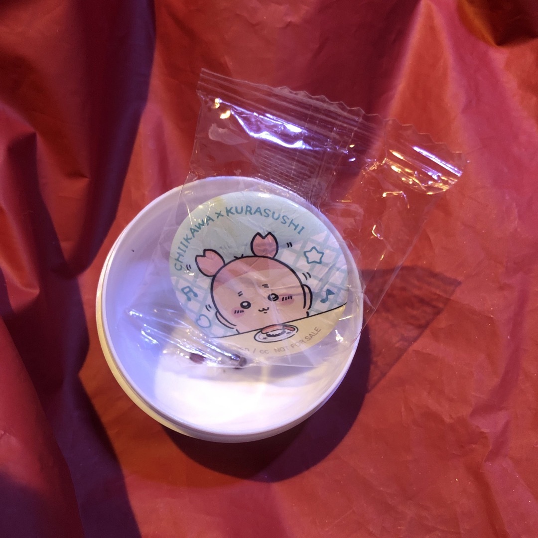 ちいかわ(チイカワ)のちいかわ　くら寿司　缶バッジ エンタメ/ホビーのおもちゃ/ぬいぐるみ(キャラクターグッズ)の商品写真