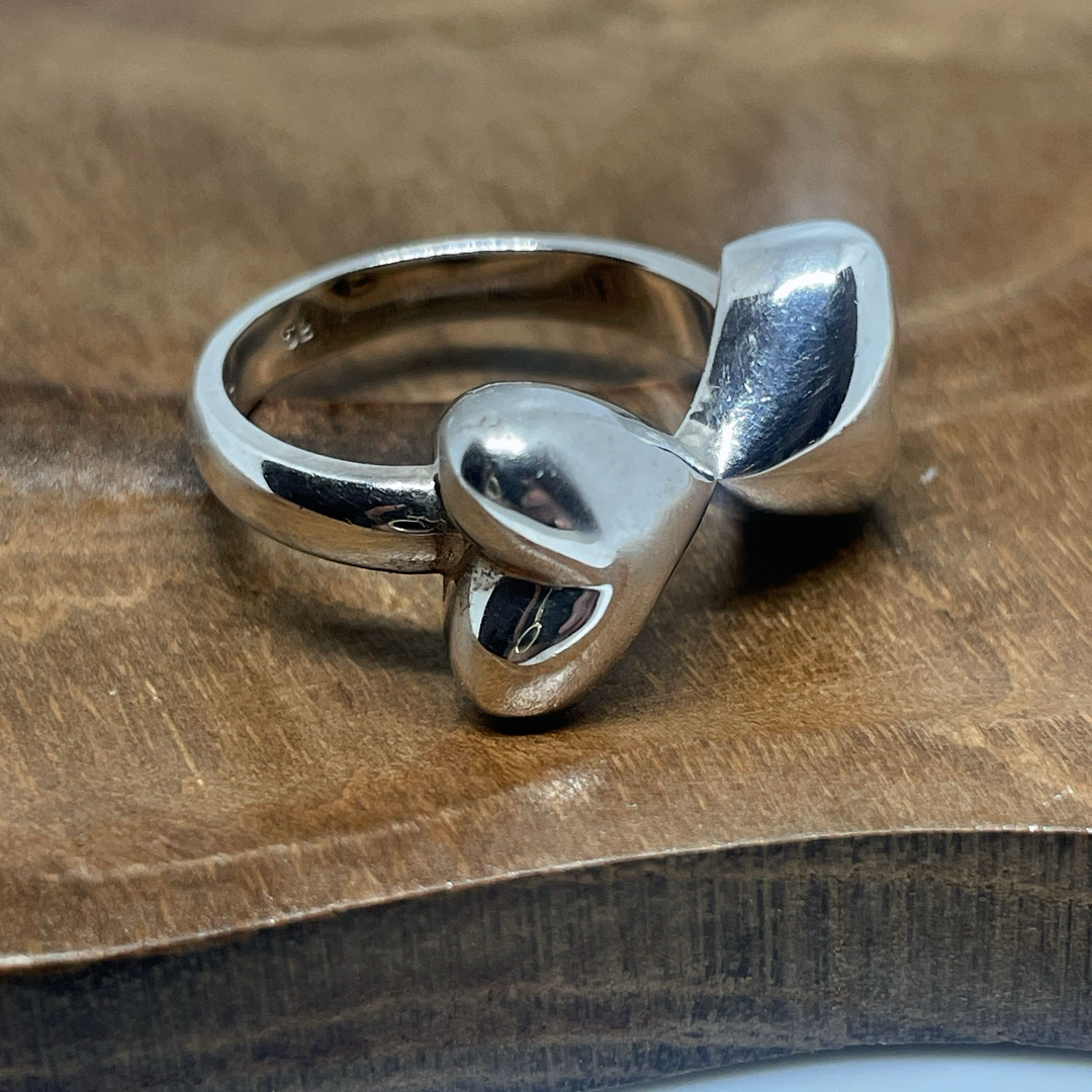 925シルバーリボンの可愛らしいデザインが融合したこのリング レディースのアクセサリー(リング(指輪))の商品写真