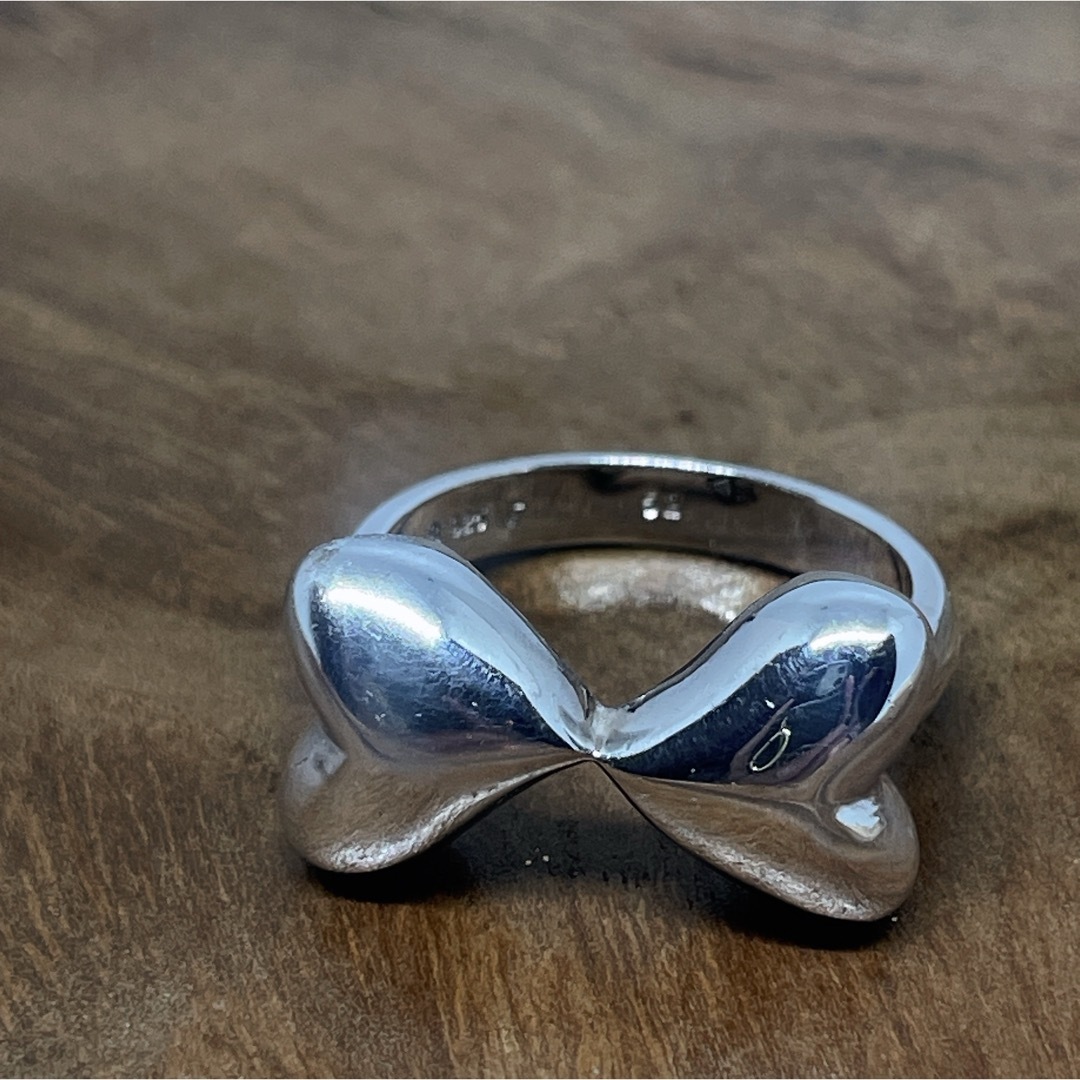 925シルバーリボンの可愛らしいデザインが融合したこのリング レディースのアクセサリー(リング(指輪))の商品写真