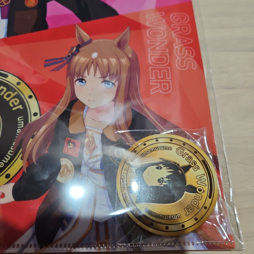 ウマ娘　BOSS　非売品　クリアファイル　缶バッジ　ノベルティ エンタメ/ホビーのアニメグッズ(クリアファイル)の商品写真