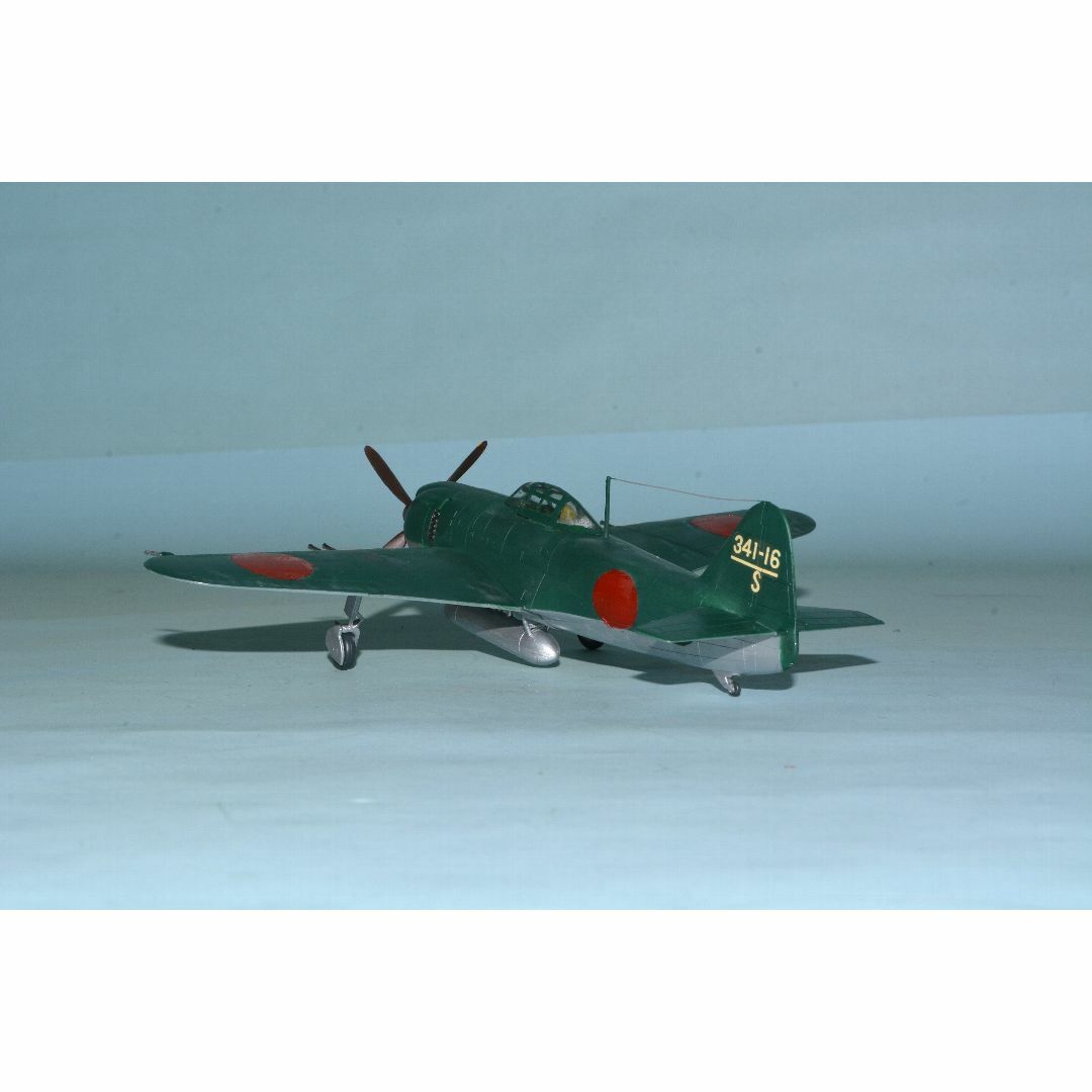 [完成品］1/72　日本海軍　局地戦闘機  『紫電』11型乙 エンタメ/ホビーのおもちゃ/ぬいぐるみ(模型/プラモデル)の商品写真