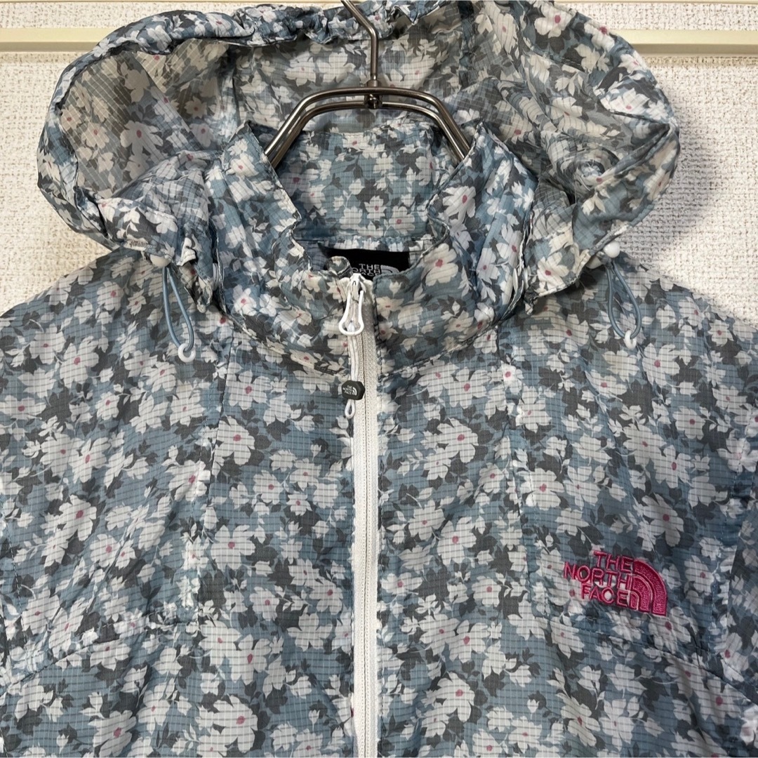 THE NORTH FACE(ザノースフェイス)の【ノースフェイス】ナイロンジャケットパーカー　花柄総柄　刺繍ワンポイント１K レディースのジャケット/アウター(ナイロンジャケット)の商品写真