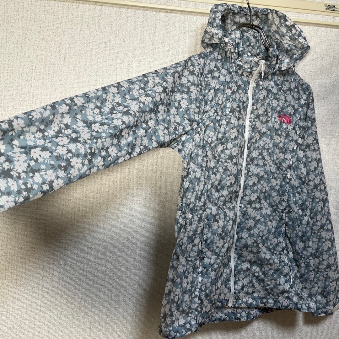 THE NORTH FACE(ザノースフェイス)の【ノースフェイス】ナイロンジャケットパーカー　花柄総柄　刺繍ワンポイント１K レディースのジャケット/アウター(ナイロンジャケット)の商品写真