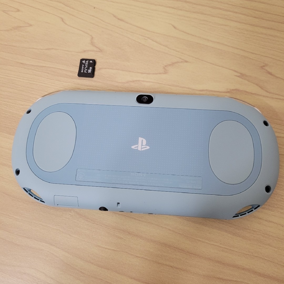 PlayStation Vita(プレイステーションヴィータ)のPSVITA PCH-2000 本体+SDカード エンタメ/ホビーのゲームソフト/ゲーム機本体(携帯用ゲーム機本体)の商品写真