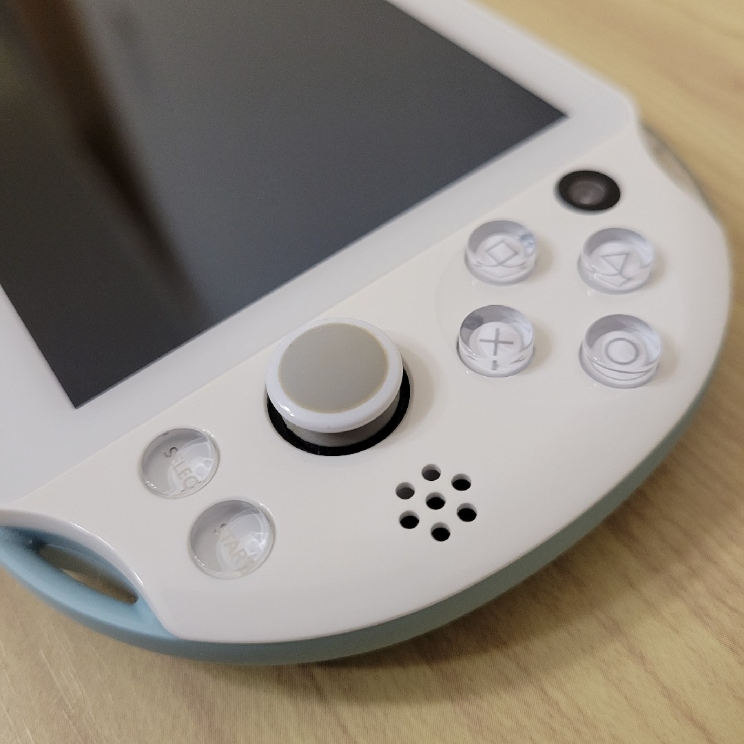 PlayStation Vita(プレイステーションヴィータ)のPSVITA PCH-2000 本体+SDカード エンタメ/ホビーのゲームソフト/ゲーム機本体(携帯用ゲーム機本体)の商品写真