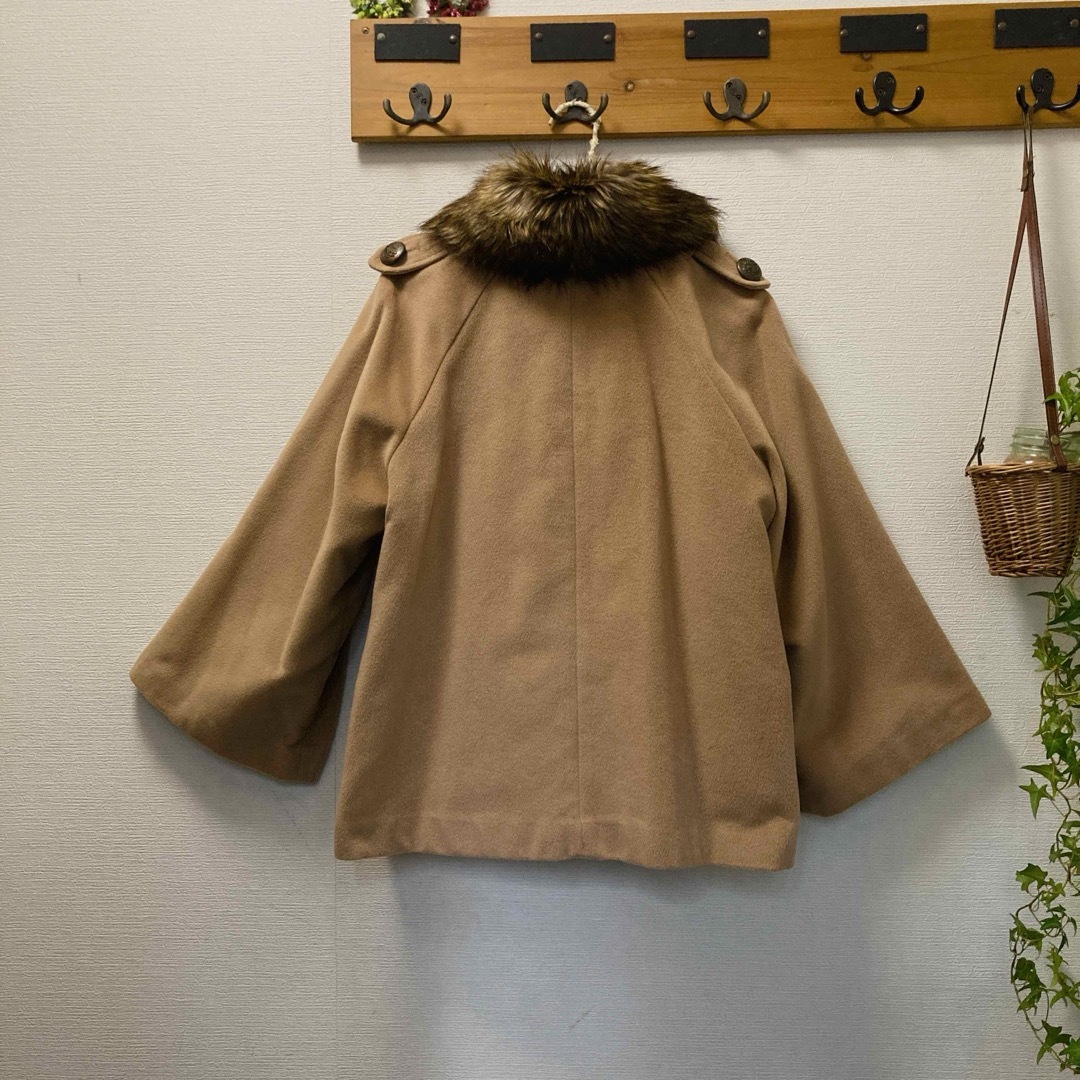 L 襟フェイクファー フレアスリーブ ショート コート 茶 レディースのジャケット/アウター(その他)の商品写真