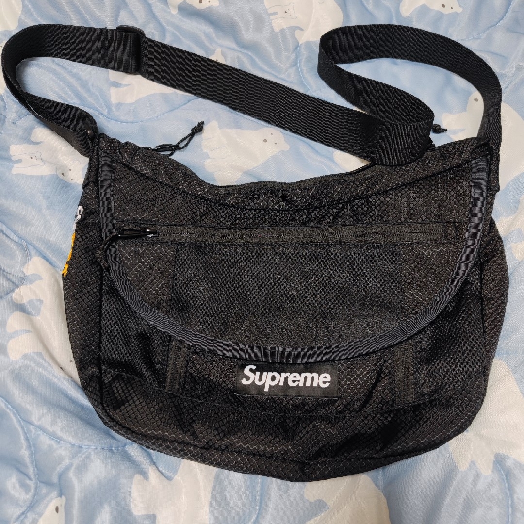 Supreme(シュプリーム)のSupreme 22ss Small Messenger Bag 美品 メンズのバッグ(メッセンジャーバッグ)の商品写真