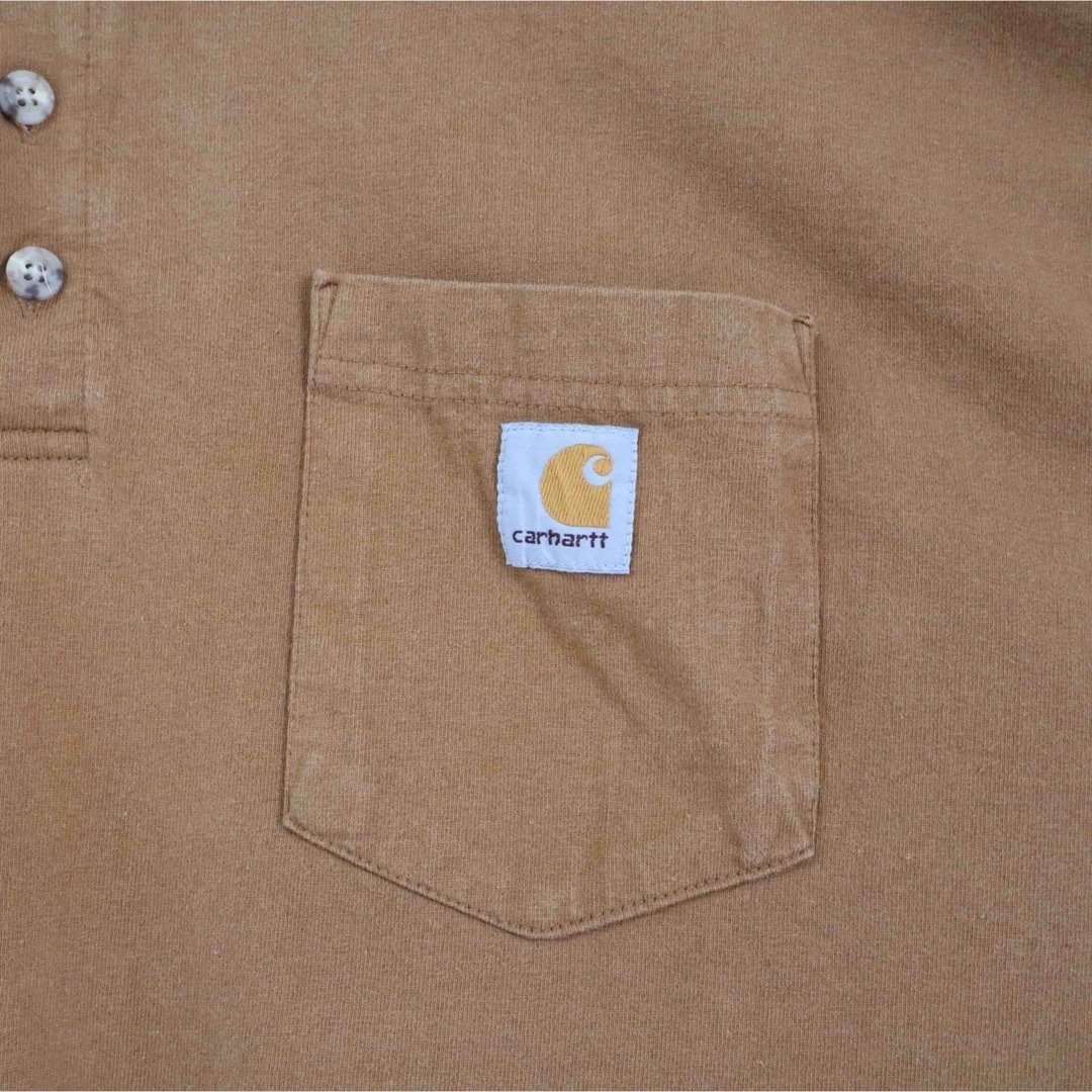 carhartt(カーハート)の【ヘンリーネック】カーハート／ロンT　ワンポイント　2XLT　USA規格　茶色 メンズのトップス(Tシャツ/カットソー(七分/長袖))の商品写真