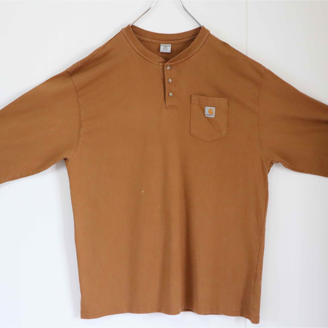 carhartt(カーハート)の【ヘンリーネック】カーハート／ロンT　ワンポイント　2XLT　USA規格　茶色 メンズのトップス(Tシャツ/カットソー(七分/長袖))の商品写真