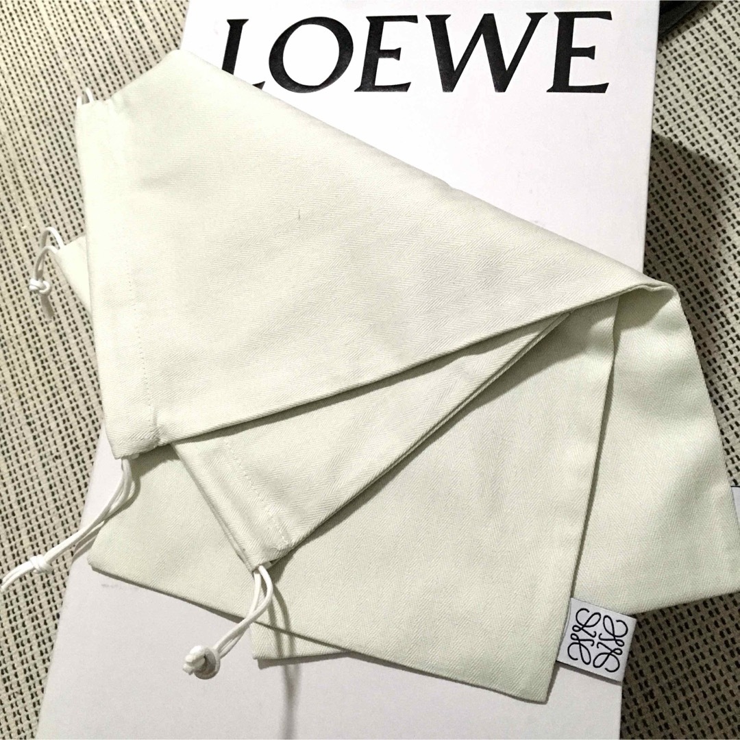 LOEWE(ロエベ)のLOEWE エナメルとレザー　ショートブーツ　37 ブラック レディースの靴/シューズ(ブーティ)の商品写真