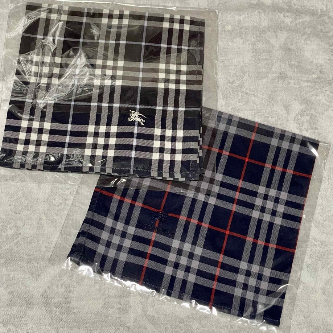 BURBERRY(バーバリー)の美品　BURBERRY ハンカチ　ネイビー2枚セット メンズのファッション小物(ハンカチ/ポケットチーフ)の商品写真