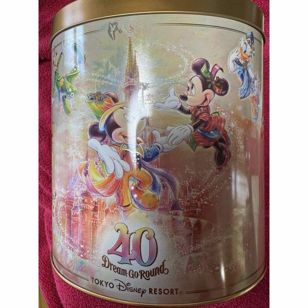 Disney(ディズニー)のディズニー40thのチョコクランチ缶 エンタメ/ホビーのおもちゃ/ぬいぐるみ(キャラクターグッズ)の商品写真