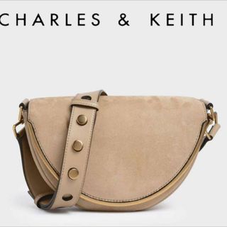 チャールズアンドキース(Charles and Keith)のCHARLES & KEITH クロックエフェクトサドルクロスボディバッグ(その他)