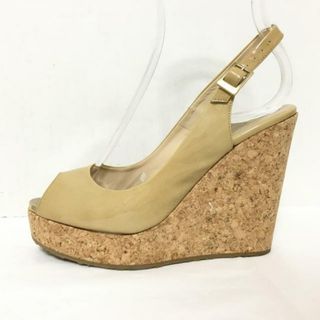 ジミーチュウ(JIMMY CHOO)のJIMMY CHOO(ジミーチュウ) サンダル 36 レディース - ベージュ ウェッジソール/オープントゥ エナメル（レザー）(サンダル)