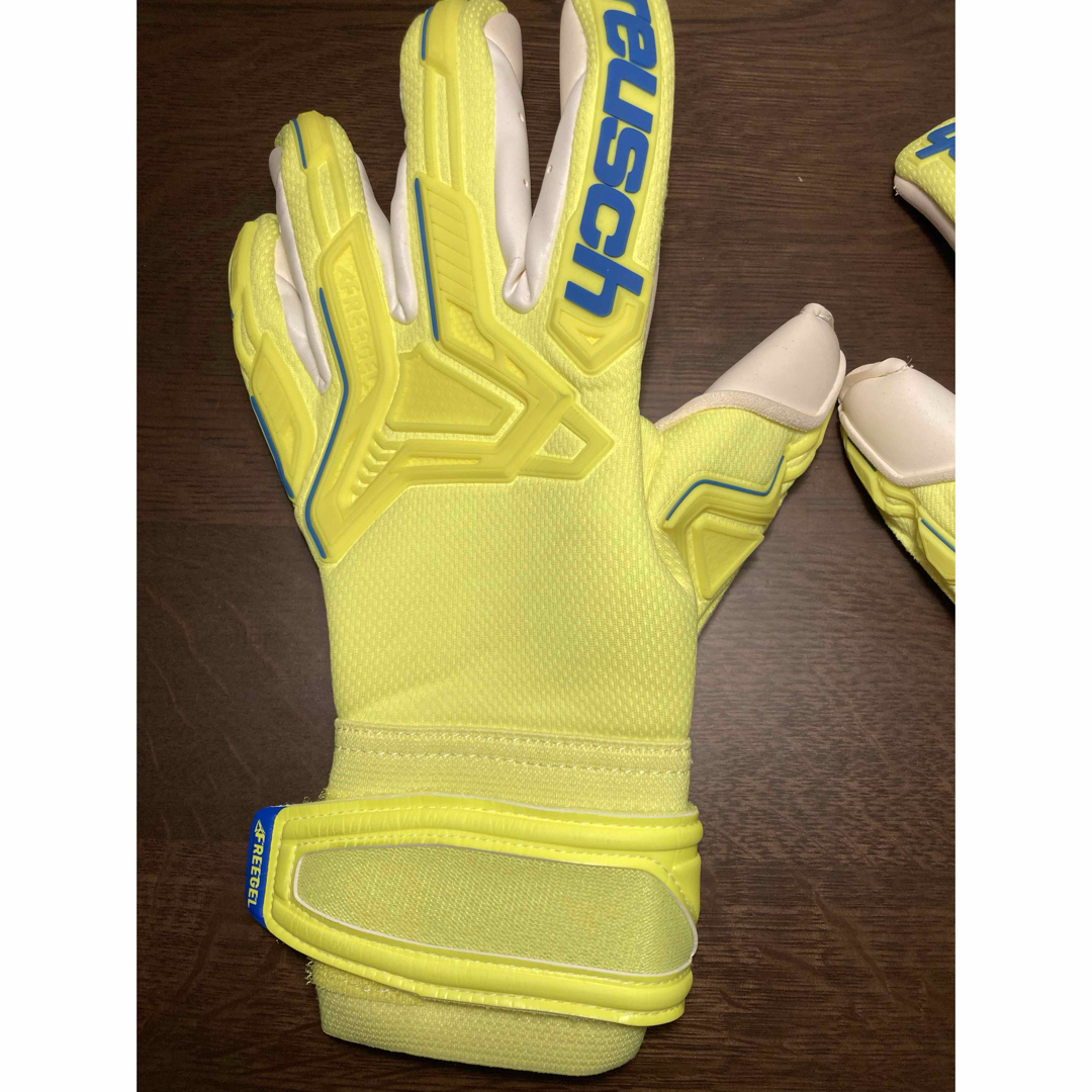 reusch(ロイシュ)の新品未使用　ロイシュ　キーパーグローブ  アトラクトフリーゲルゴールドX    スポーツ/アウトドアのサッカー/フットサル(その他)の商品写真