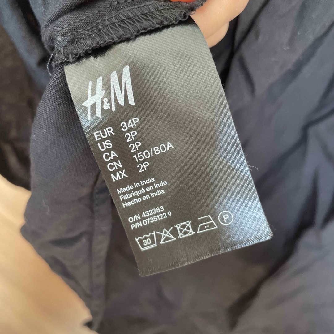 H&M(エイチアンドエム)の黒　トップス レディースのワンピース(ひざ丈ワンピース)の商品写真