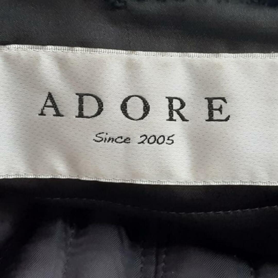 ADORE(アドーア)のADORE(アドーア) コート サイズ38 M レディース美品  - 黒 長袖/フェイクファー/サテン/ファー着脱可/ライナー付き/秋/冬 レディースのジャケット/アウター(その他)の商品写真