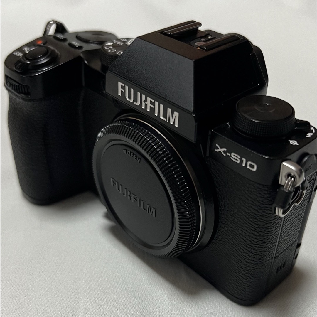 富士フイルム(フジフイルム)のFUJIFILM X-S10 ボディ　【美品】 スマホ/家電/カメラのカメラ(ミラーレス一眼)の商品写真