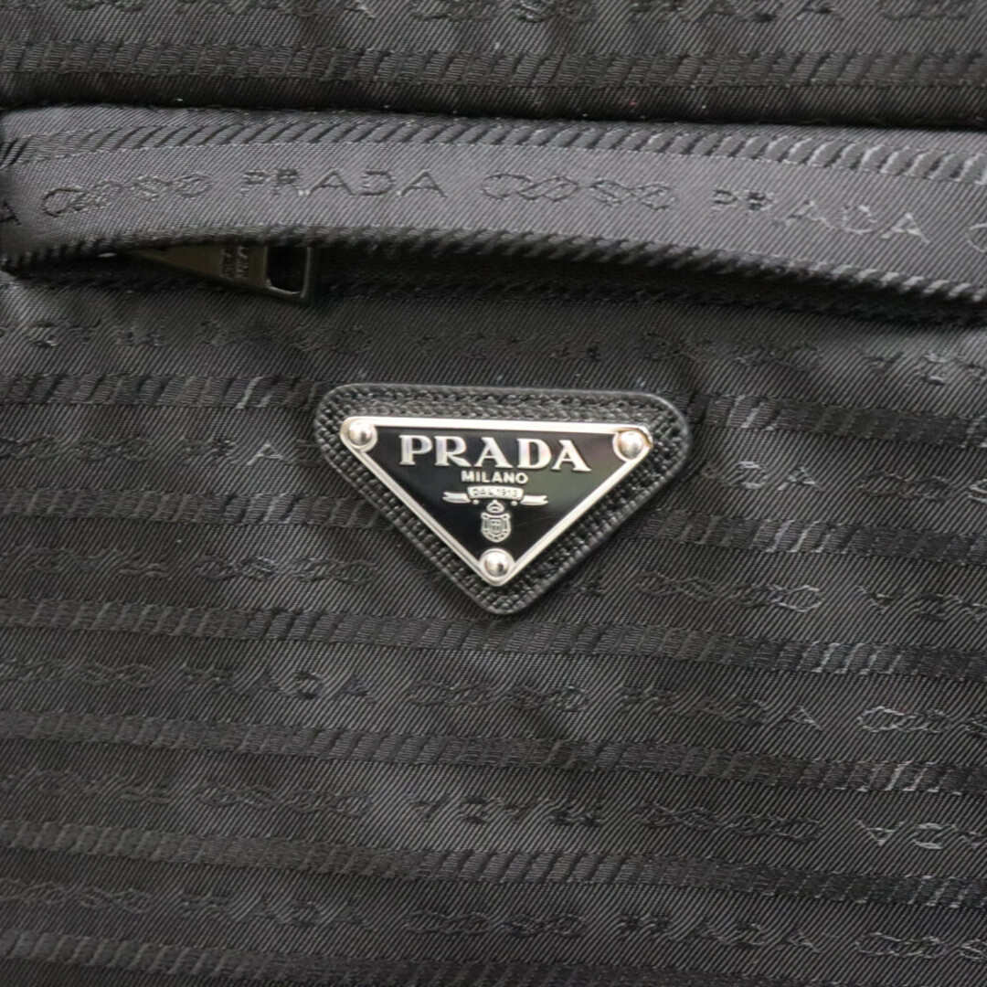 PRADA(プラダ)のPRADA プラダ RE-NYLON ロゴプレート付きリピートロゴボタンダウンナイロンジャケット ブラック SC615 S221 メンズのジャケット/アウター(ナイロンジャケット)の商品写真
