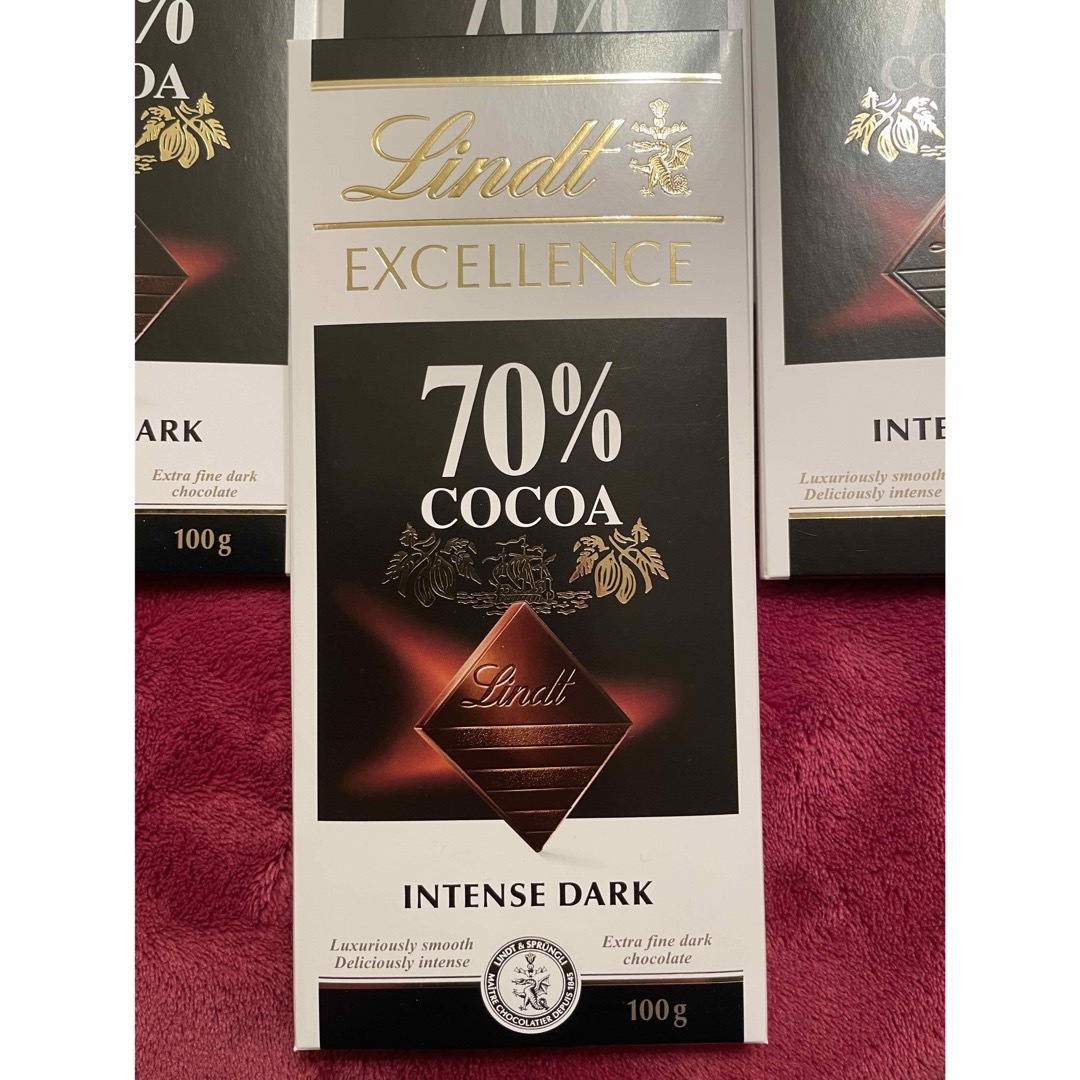 Lindt(リンツ)のリンツ チョコレート エクセレンス・オレンジアーモンド、70%カカオ　各2枚 食品/飲料/酒の食品(菓子/デザート)の商品写真