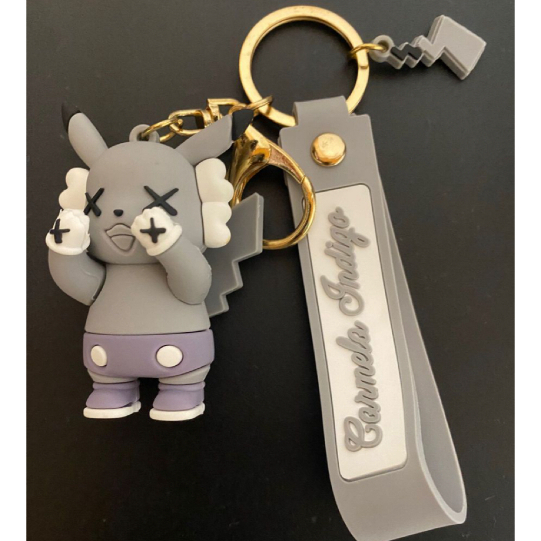 ピカチュウ　キーホルダー　グレー　カウズ　kaws お好きな方に メンズのファッション小物(キーホルダー)の商品写真