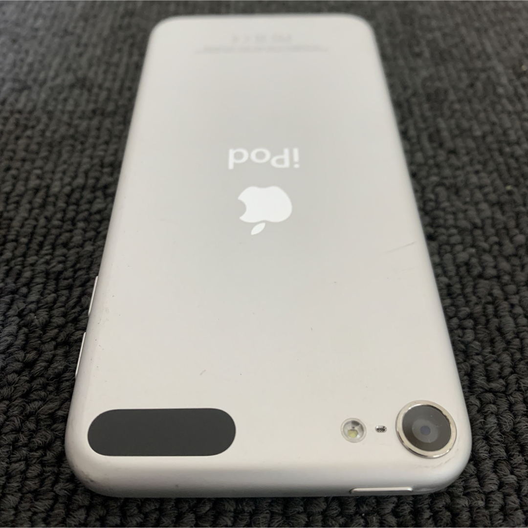 iPod touch(アイポッドタッチ)のApple iPod touch 第6世代 32GB 初期化済み シルバー 6 スマホ/家電/カメラのオーディオ機器(ポータブルプレーヤー)の商品写真