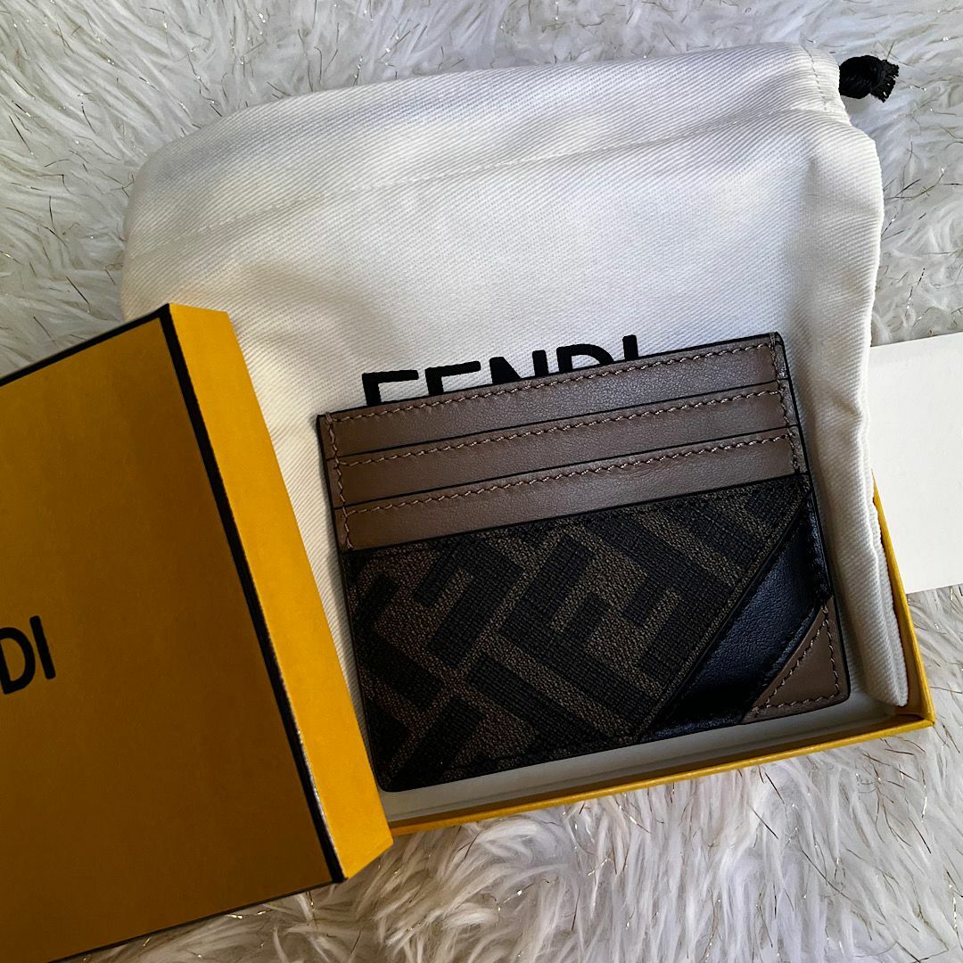 FENDI(フェンディ)の新品・箱付き【FENDI】カードケース ブラウンファブリック メンズのファッション小物(その他)の商品写真