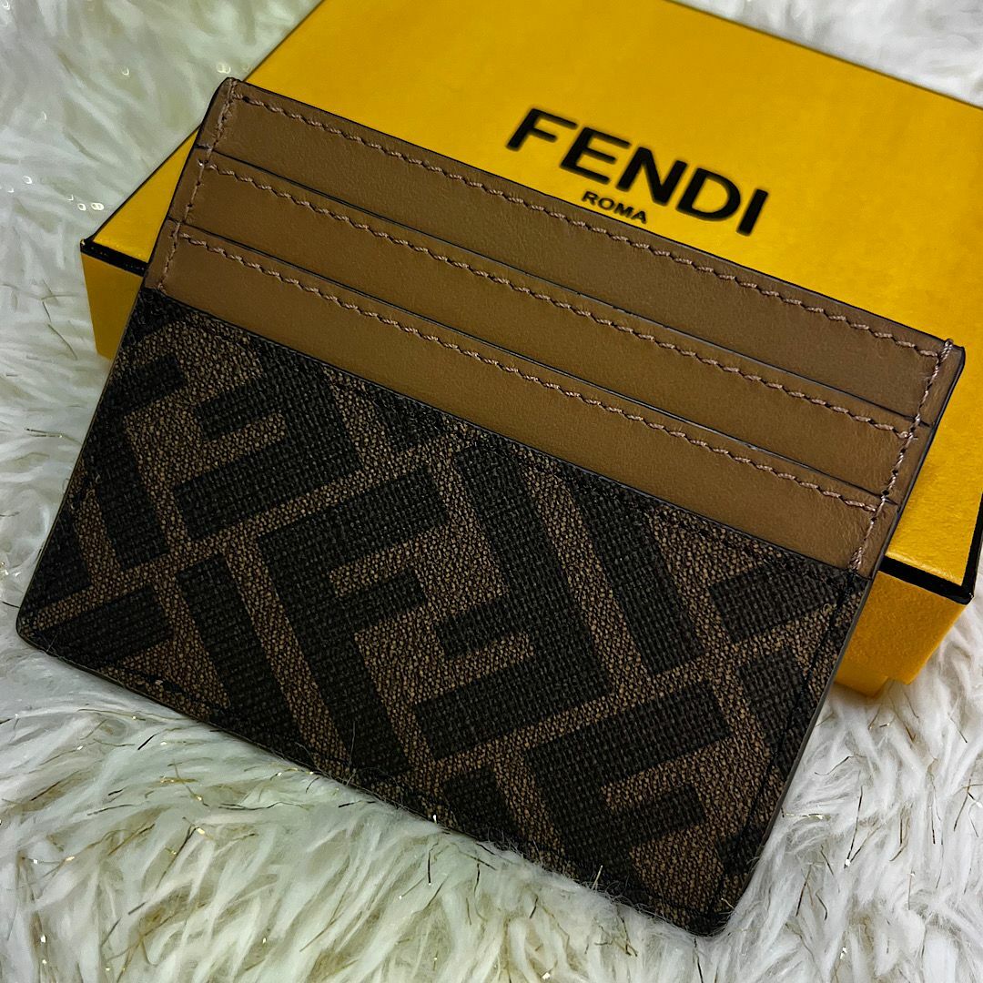 FENDI(フェンディ)の新品・箱付き【FENDI】カードケース ブラウンファブリック メンズのファッション小物(その他)の商品写真