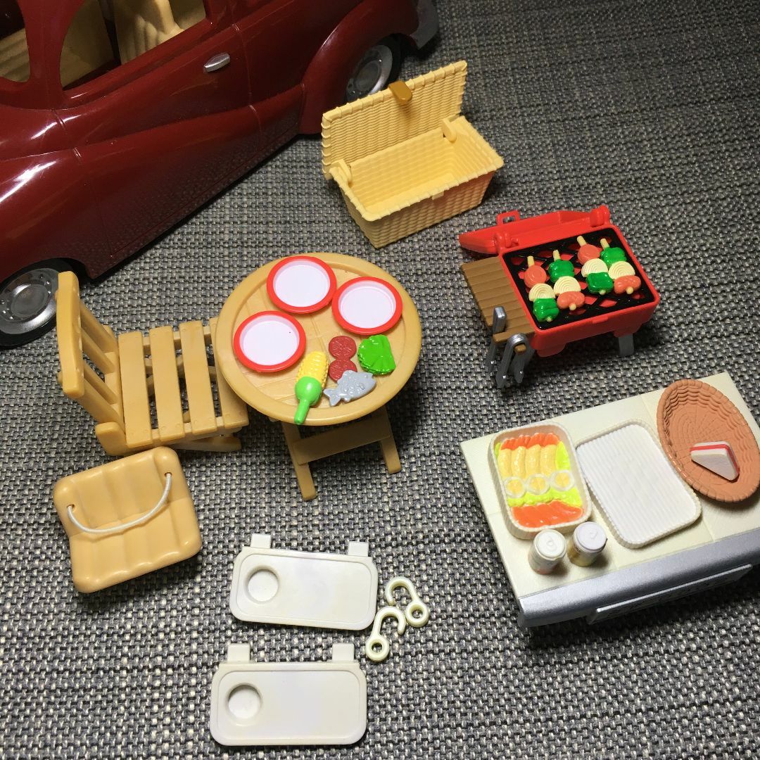 A160 おでがけファミリーカー　車　バーベキューセット　シルバニアファミリー エンタメ/ホビーのおもちゃ/ぬいぐるみ(キャラクターグッズ)の商品写真