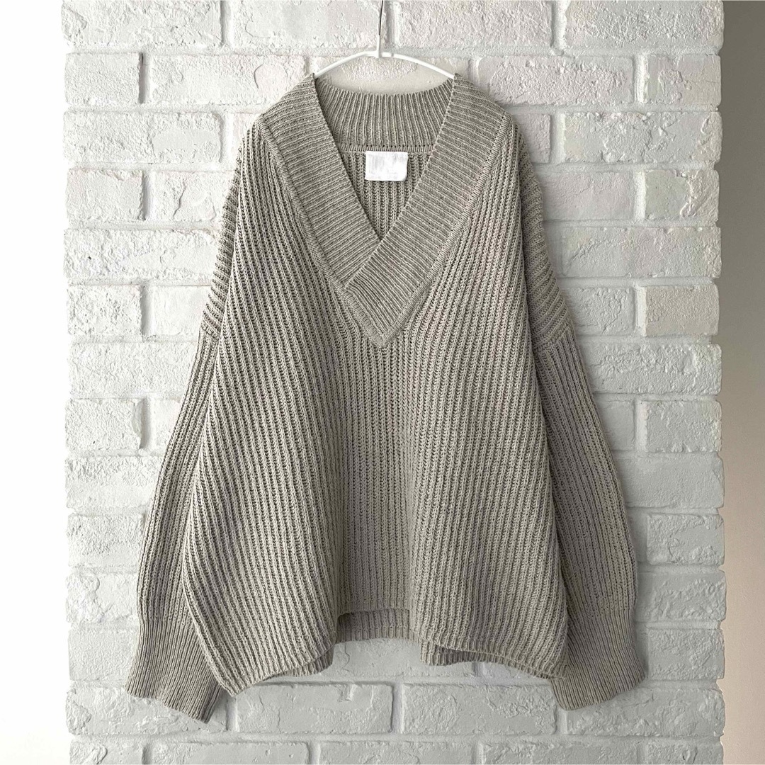 L'Appartement DEUXIEME CLASSE(アパルトモンドゥーズィエムクラス)の【TWINS FLORENCE】VNECK KNIT V/N Oversize レディースのトップス(ニット/セーター)の商品写真