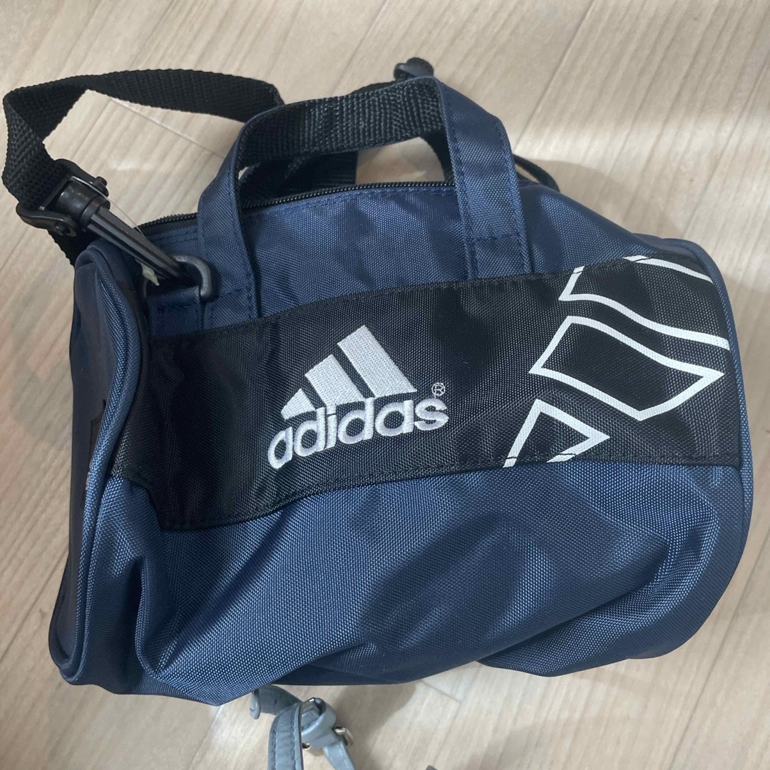 adidas(アディダス)のadidasショルダー レディースのバッグ(ボディバッグ/ウエストポーチ)の商品写真