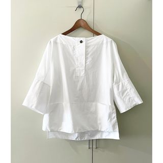 ジルサンダー(Jil Sander)のJIL SANDER ホワイト スリットネックワイドシャツ(シャツ/ブラウス(長袖/七分))